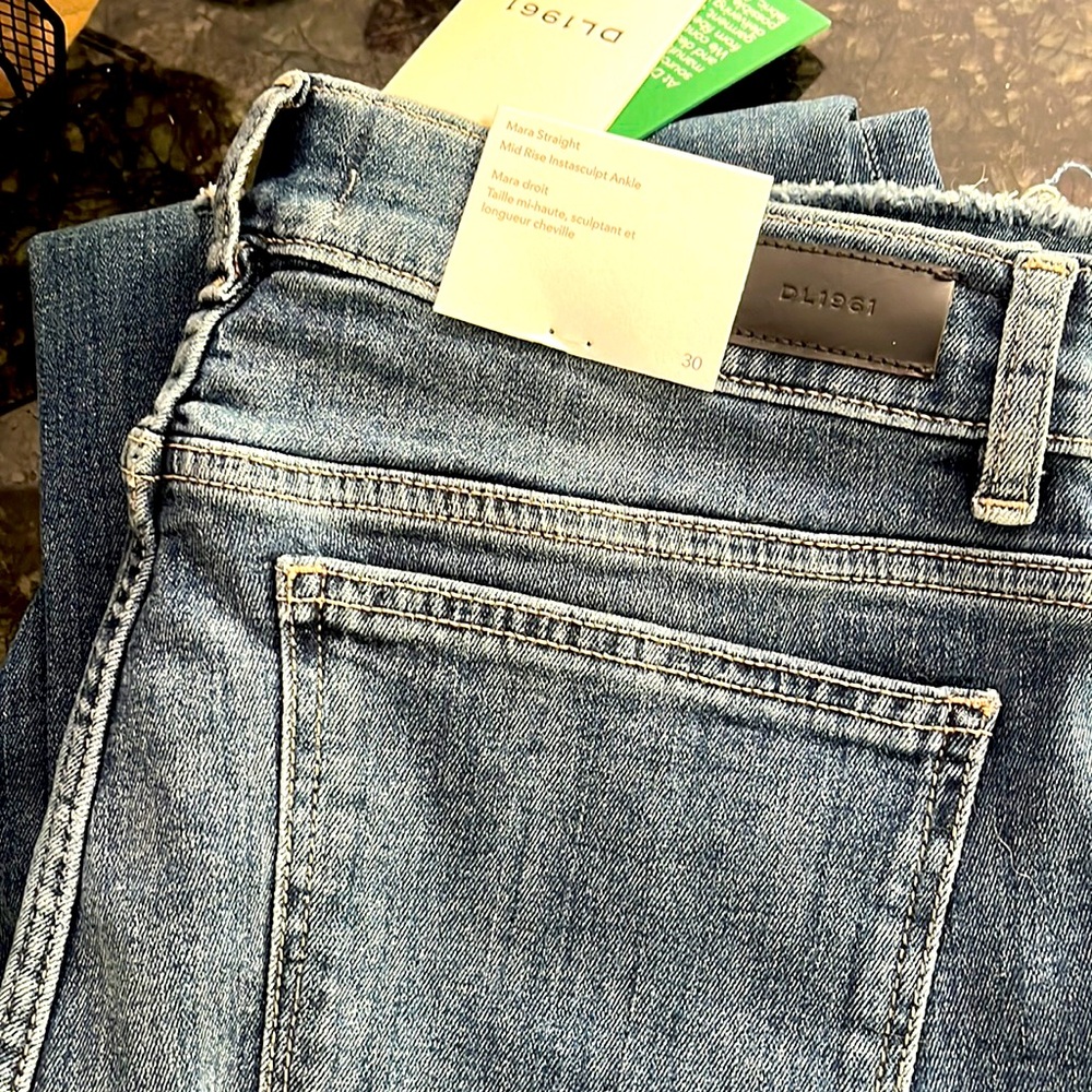 DL1961 Mara Straight Mid Rise Instasculpt Ankle Jeans | Chancery